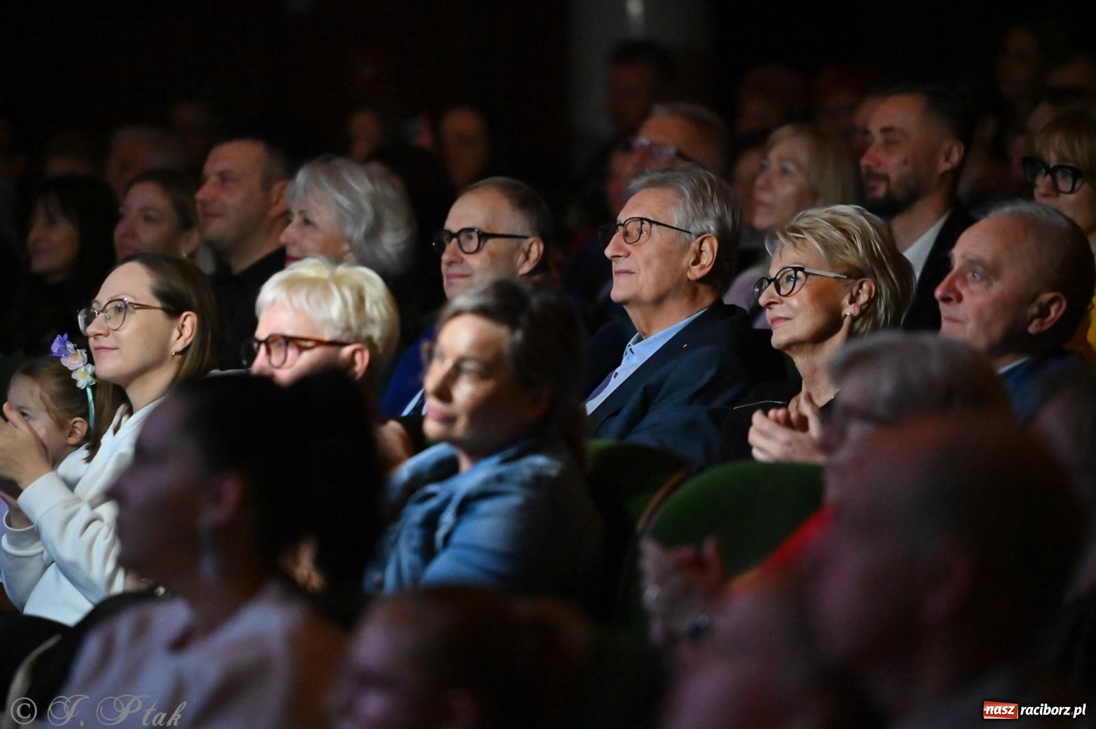 Zdjęcie w galerii na portalu naszraciborz.pl: Kosmiczna opowieść o solidarności. 22. Gwiazdka Serc przy niemal pełnej sali RCK [FOTO i WIDEO 1] wiadomości z regionu