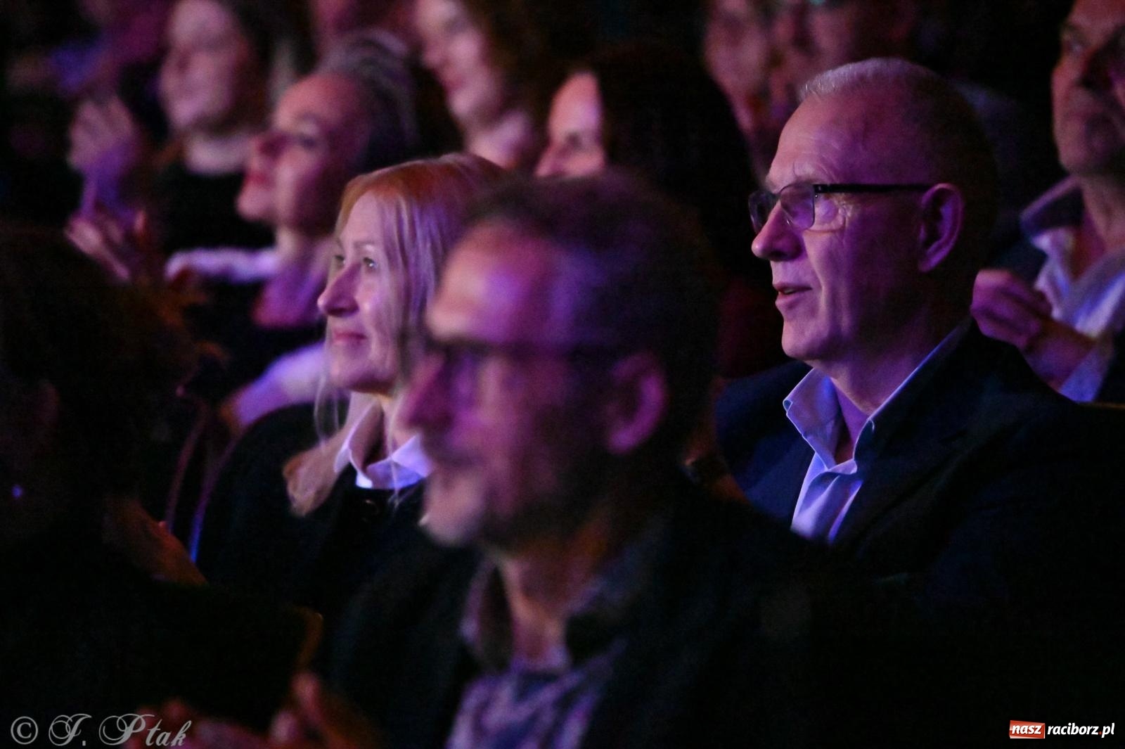 Zdjęcie w galerii na portalu naszraciborz.pl: Kosmiczna opowieść o solidarności. 22. Gwiazdka Serc przy niemal pełnej sali RCK [FOTO i WIDEO 1] wiadomości z regionu