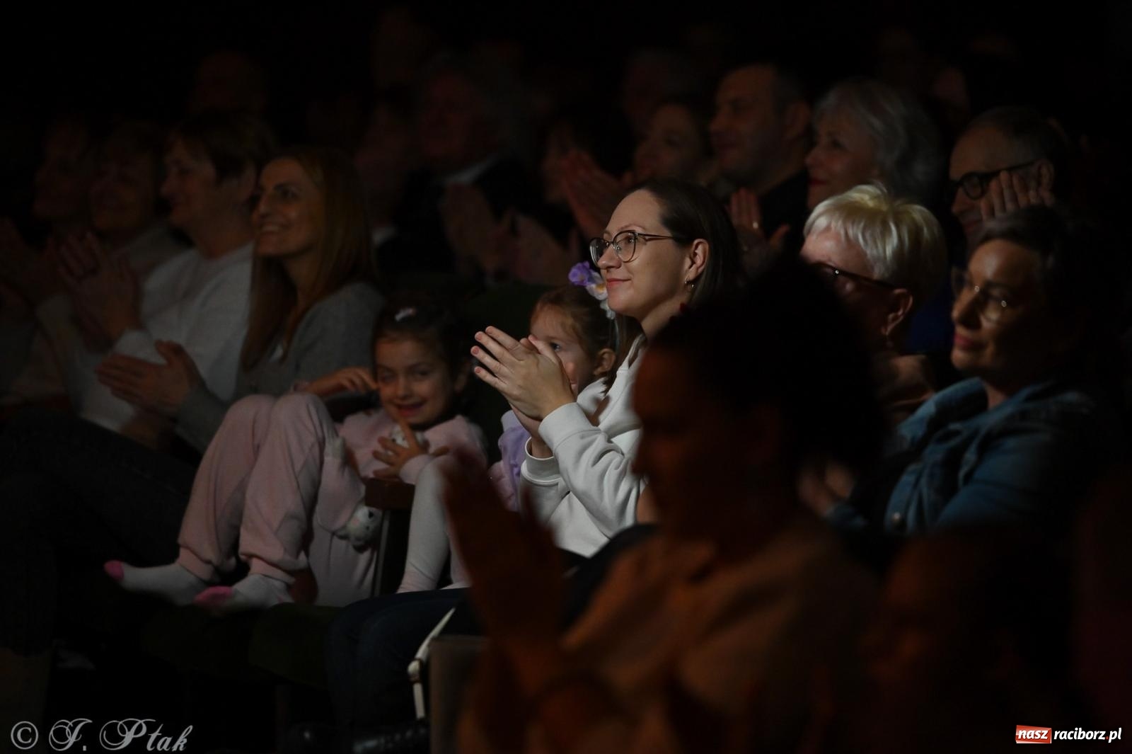 Zdjęcie w galerii na portalu naszraciborz.pl: Kosmiczna opowieść o solidarności. 22. Gwiazdka Serc przy niemal pełnej sali RCK [FOTO i WIDEO 1] wiadomości z regionu
