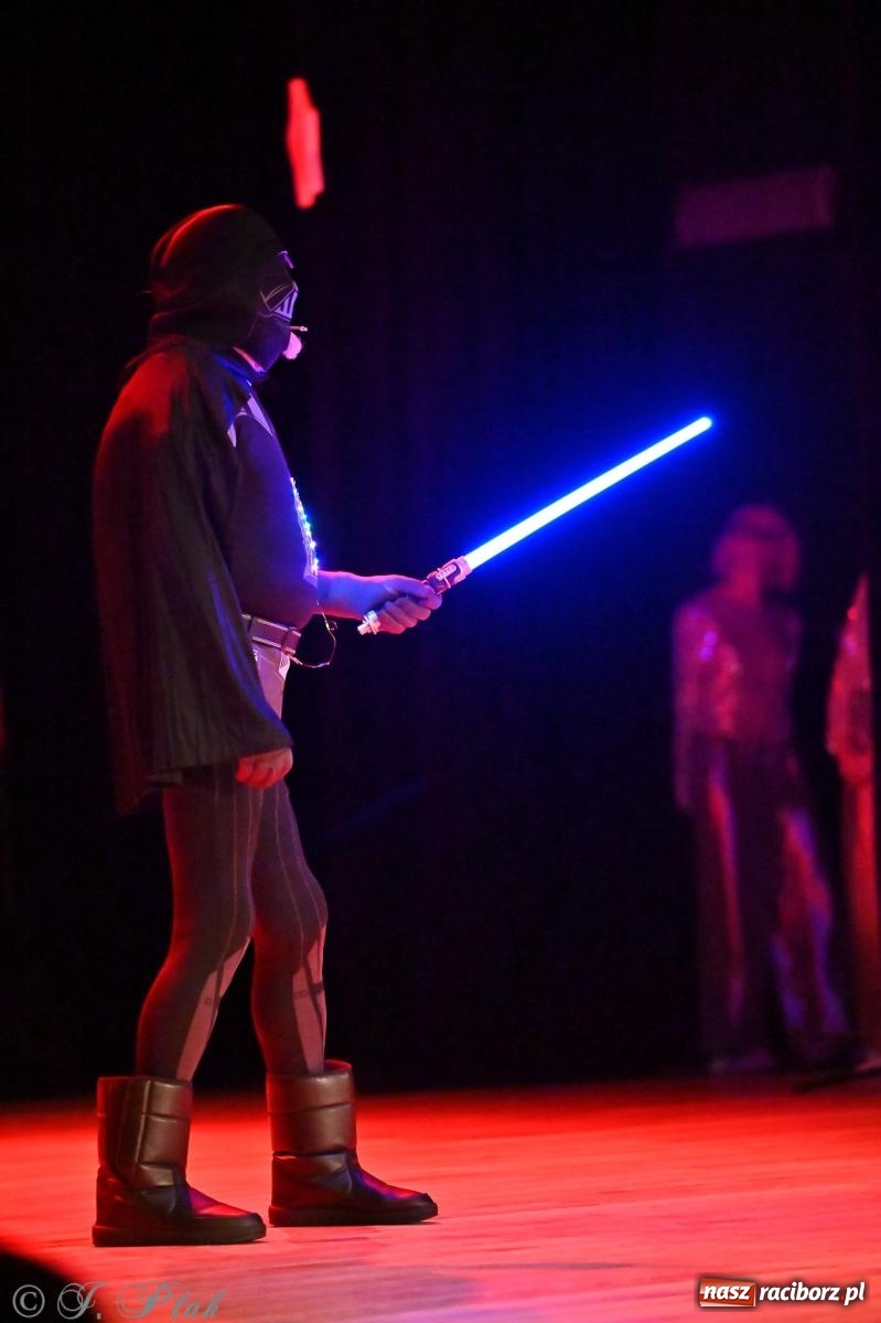 Zdjęcie w galerii na portalu naszraciborz.pl: Kosmiczna opowieść o solidarności. 22. Gwiazdka Serc przy niemal pełnej sali RCK [FOTO i WIDEO 1] wiadomości z regionu