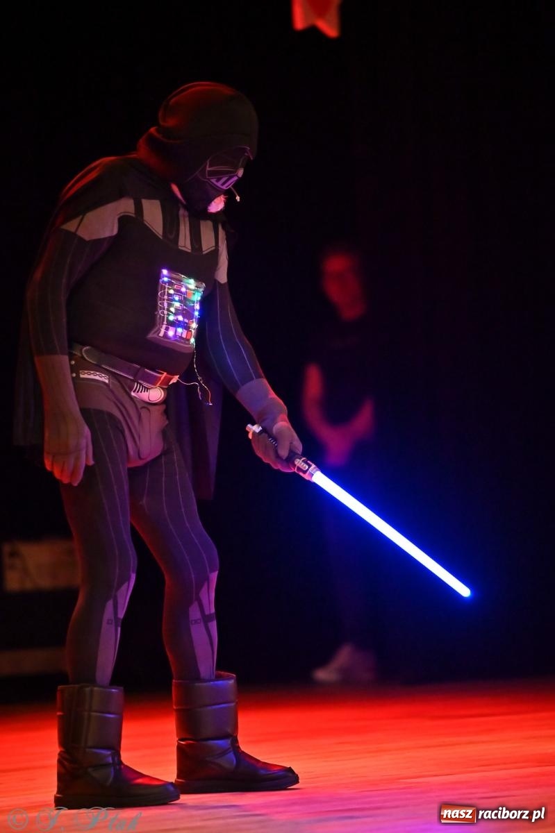 Zdjęcie w galerii na portalu naszraciborz.pl: Kosmiczna opowieść o solidarności. 22. Gwiazdka Serc przy niemal pełnej sali RCK [FOTO i WIDEO 1] wiadomości z regionu