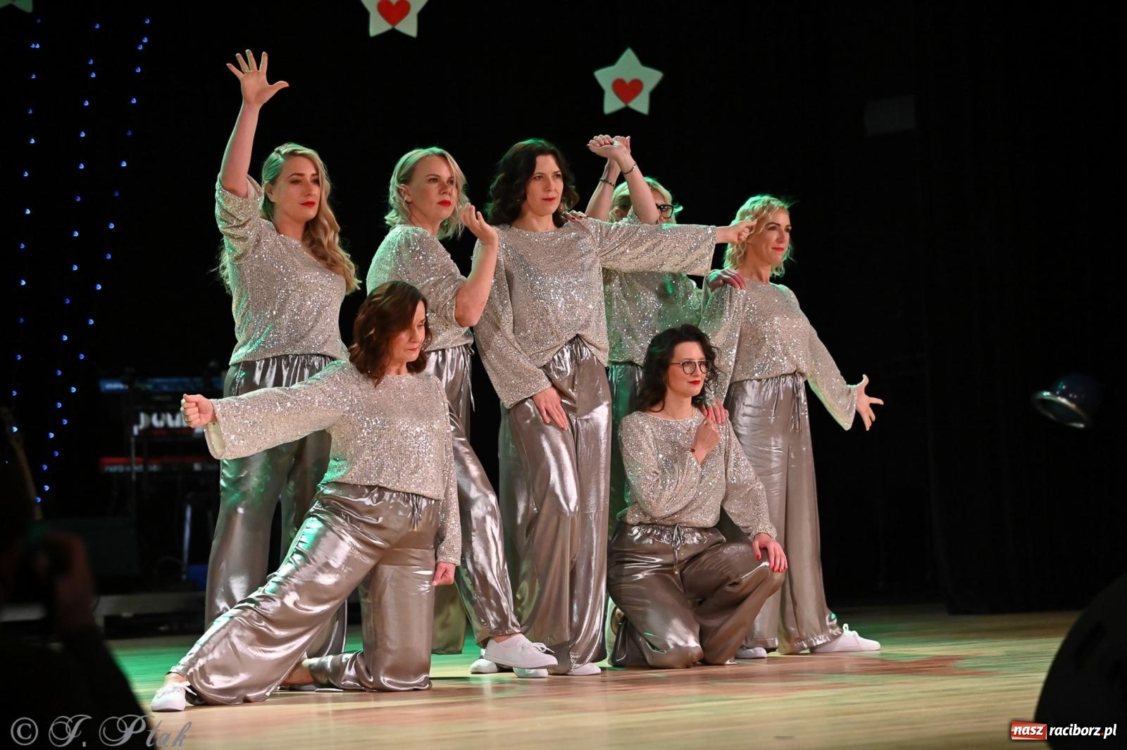 Zdjęcie w galerii na portalu naszraciborz.pl: Kosmiczna opowieść o solidarności. 22. Gwiazdka Serc przy niemal pełnej sali RCK [FOTO i WIDEO 1] wiadomości z regionu