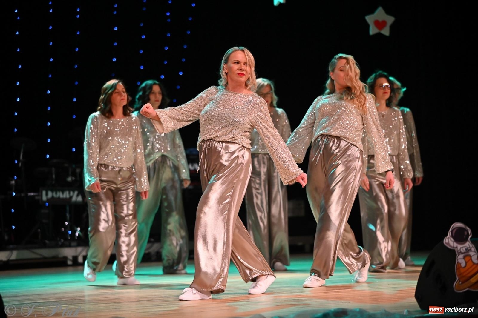 Zdjęcie w galerii na portalu naszraciborz.pl: Kosmiczna opowieść o solidarności. 22. Gwiazdka Serc przy niemal pełnej sali RCK [FOTO i WIDEO 1] wiadomości z regionu