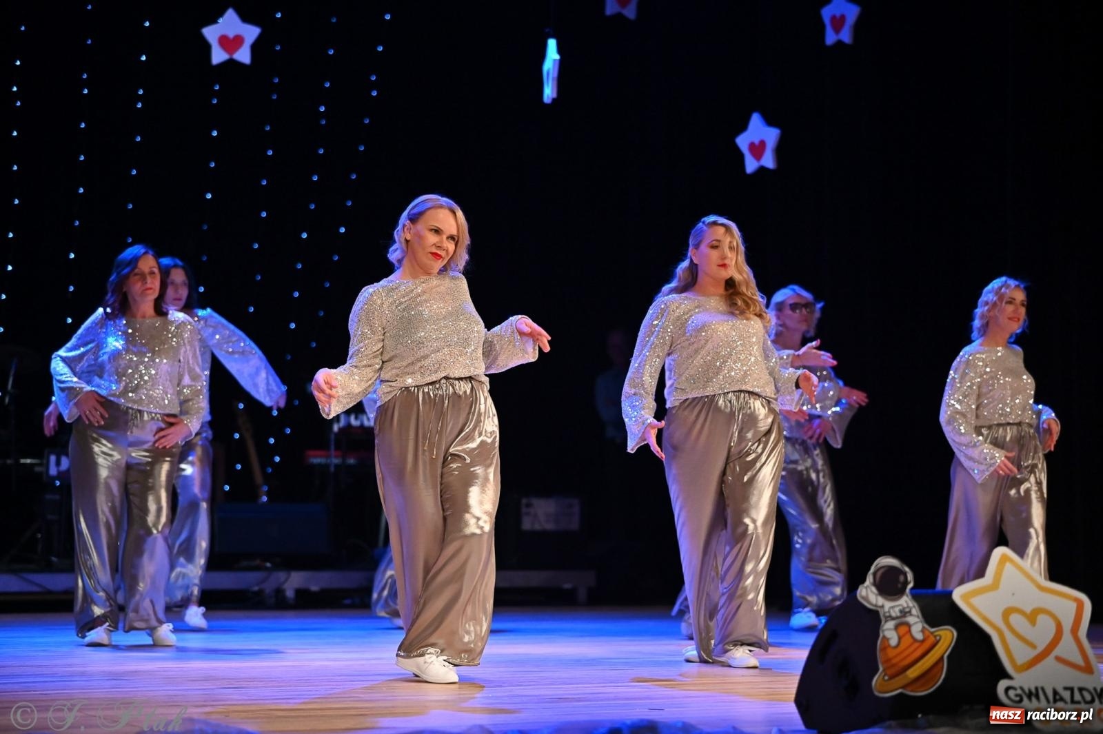 Zdjęcie w galerii na portalu naszraciborz.pl: Kosmiczna opowieść o solidarności. 22. Gwiazdka Serc przy niemal pełnej sali RCK [FOTO i WIDEO 1] wiadomości z regionu