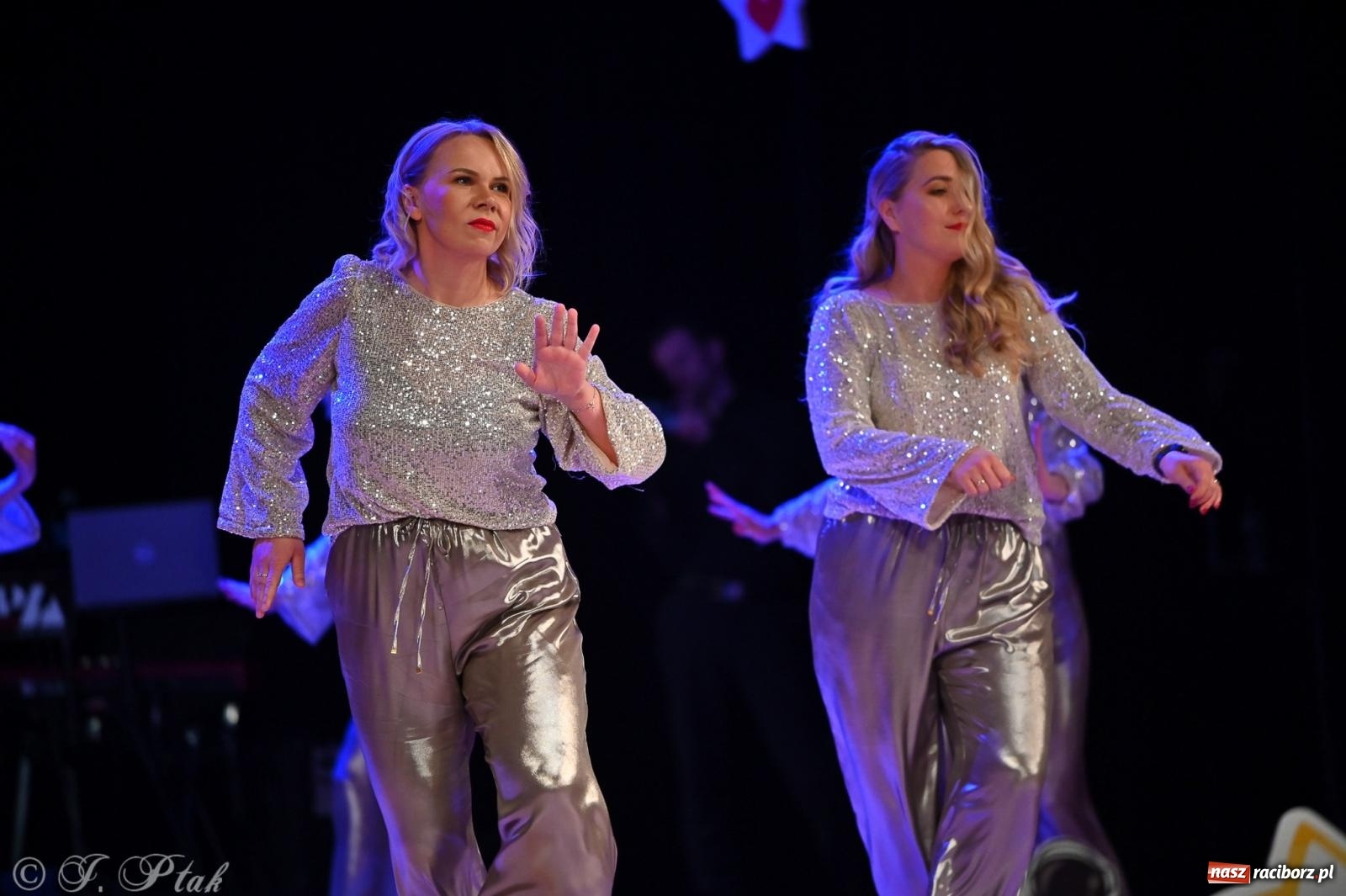 Zdjęcie w galerii na portalu naszraciborz.pl: Kosmiczna opowieść o solidarności. 22. Gwiazdka Serc przy niemal pełnej sali RCK [FOTO i WIDEO 1] wiadomości z regionu