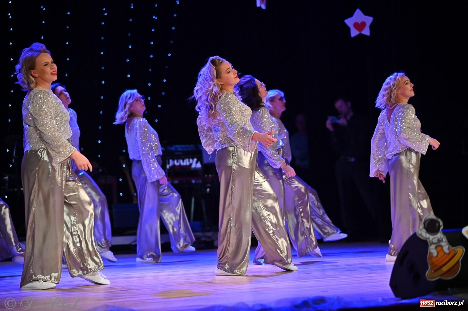 Zdjęcie w galerii na portalu naszraciborz.pl: Kosmiczna opowieść o solidarności. 22. Gwiazdka Serc przy niemal pełnej sali RCK [FOTO i WIDEO 1] wiadomości z regionu