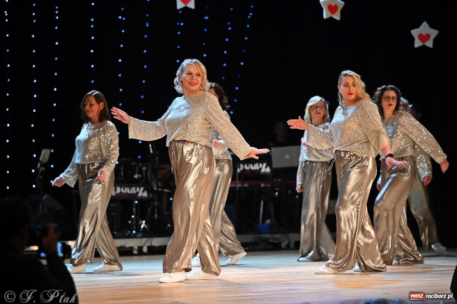 Zdjęcie w galerii na portalu naszraciborz.pl: Kosmiczna opowieść o solidarności. 22. Gwiazdka Serc przy niemal pełnej sali RCK [FOTO i WIDEO 1] wiadomości z regionu