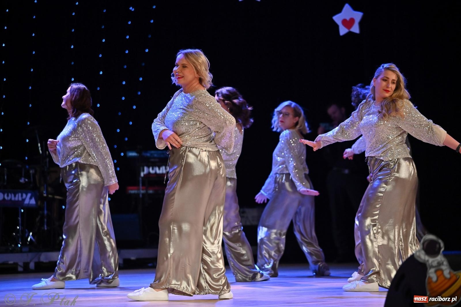 Zdjęcie w galerii na portalu naszraciborz.pl: Kosmiczna opowieść o solidarności. 22. Gwiazdka Serc przy niemal pełnej sali RCK [FOTO i WIDEO 1] wiadomości z regionu