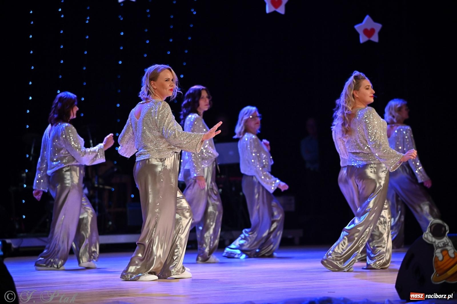 Zdjęcie w galerii na portalu naszraciborz.pl: Kosmiczna opowieść o solidarności. 22. Gwiazdka Serc przy niemal pełnej sali RCK [FOTO i WIDEO 1] wiadomości z regionu