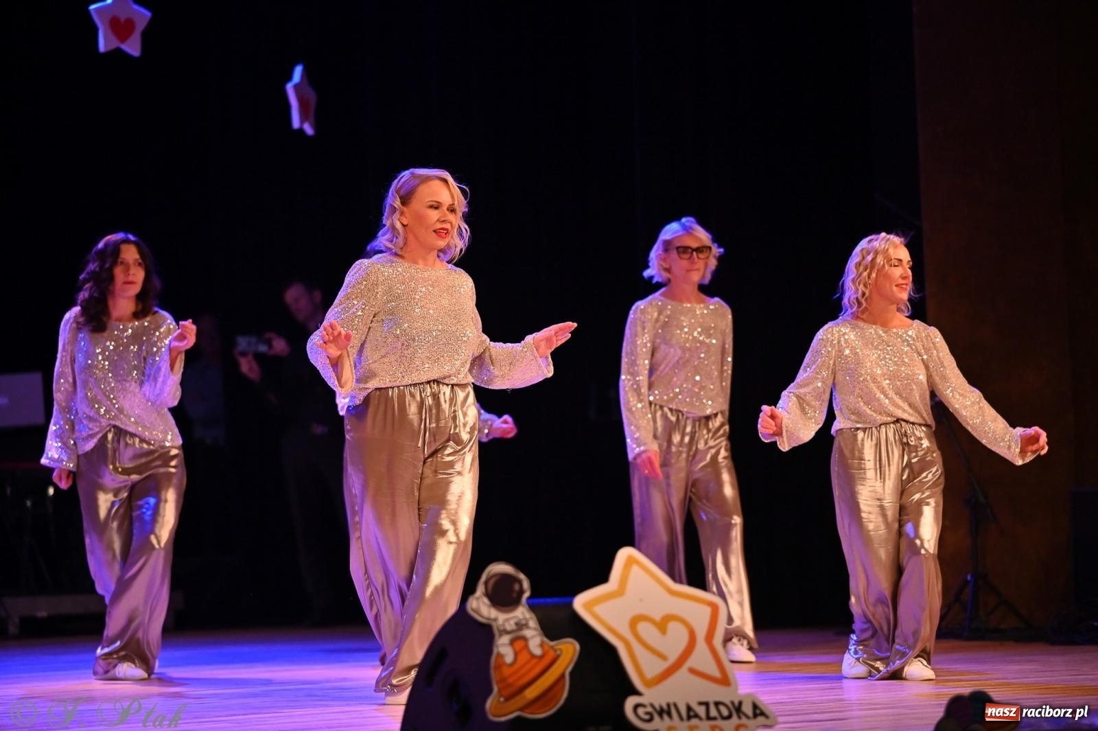 Zdjęcie w galerii na portalu naszraciborz.pl: Kosmiczna opowieść o solidarności. 22. Gwiazdka Serc przy niemal pełnej sali RCK [FOTO i WIDEO 1] wiadomości z regionu