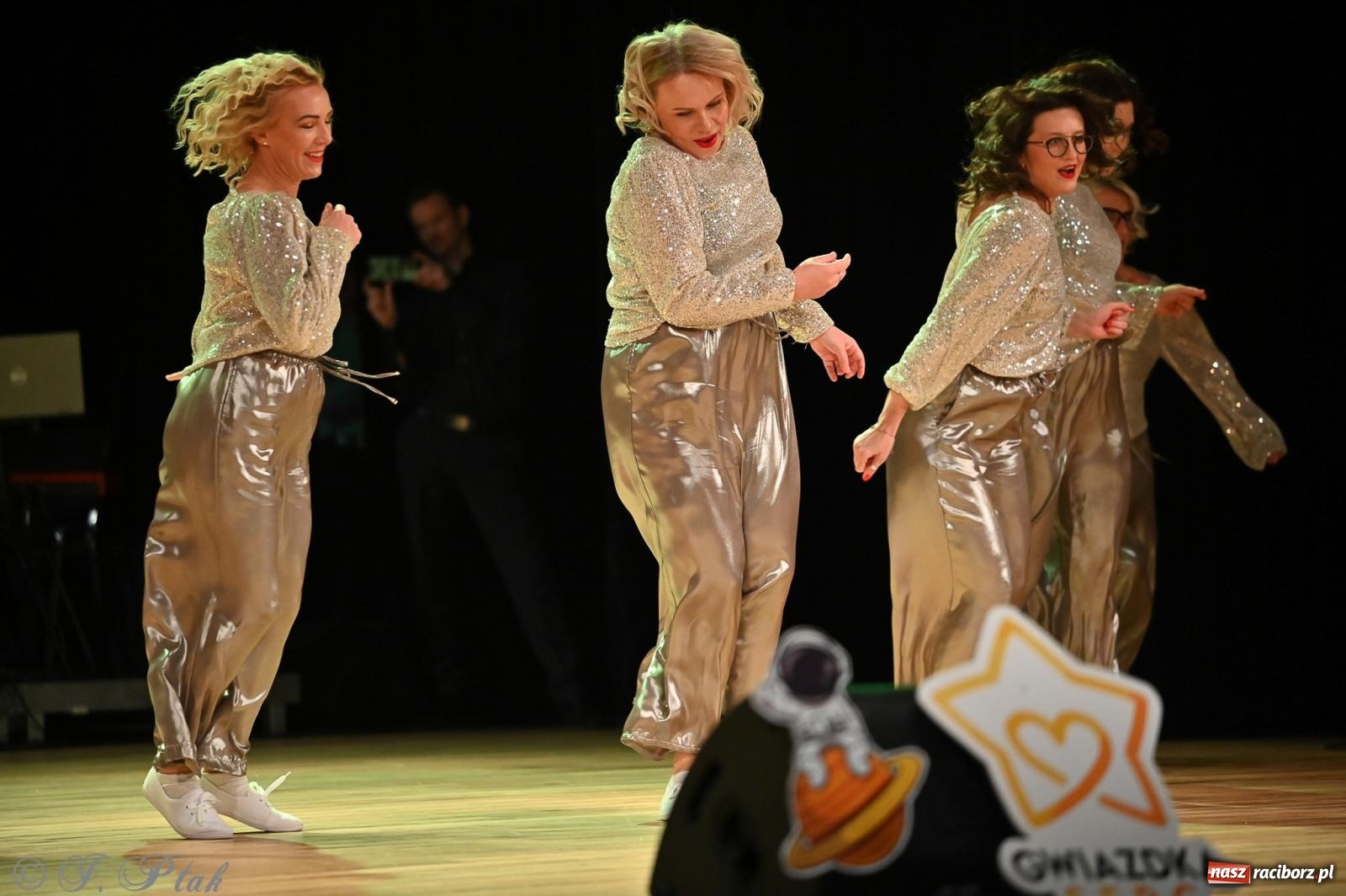 Zdjęcie w galerii na portalu naszraciborz.pl: Kosmiczna opowieść o solidarności. 22. Gwiazdka Serc przy niemal pełnej sali RCK [FOTO i WIDEO 1] wiadomości z regionu