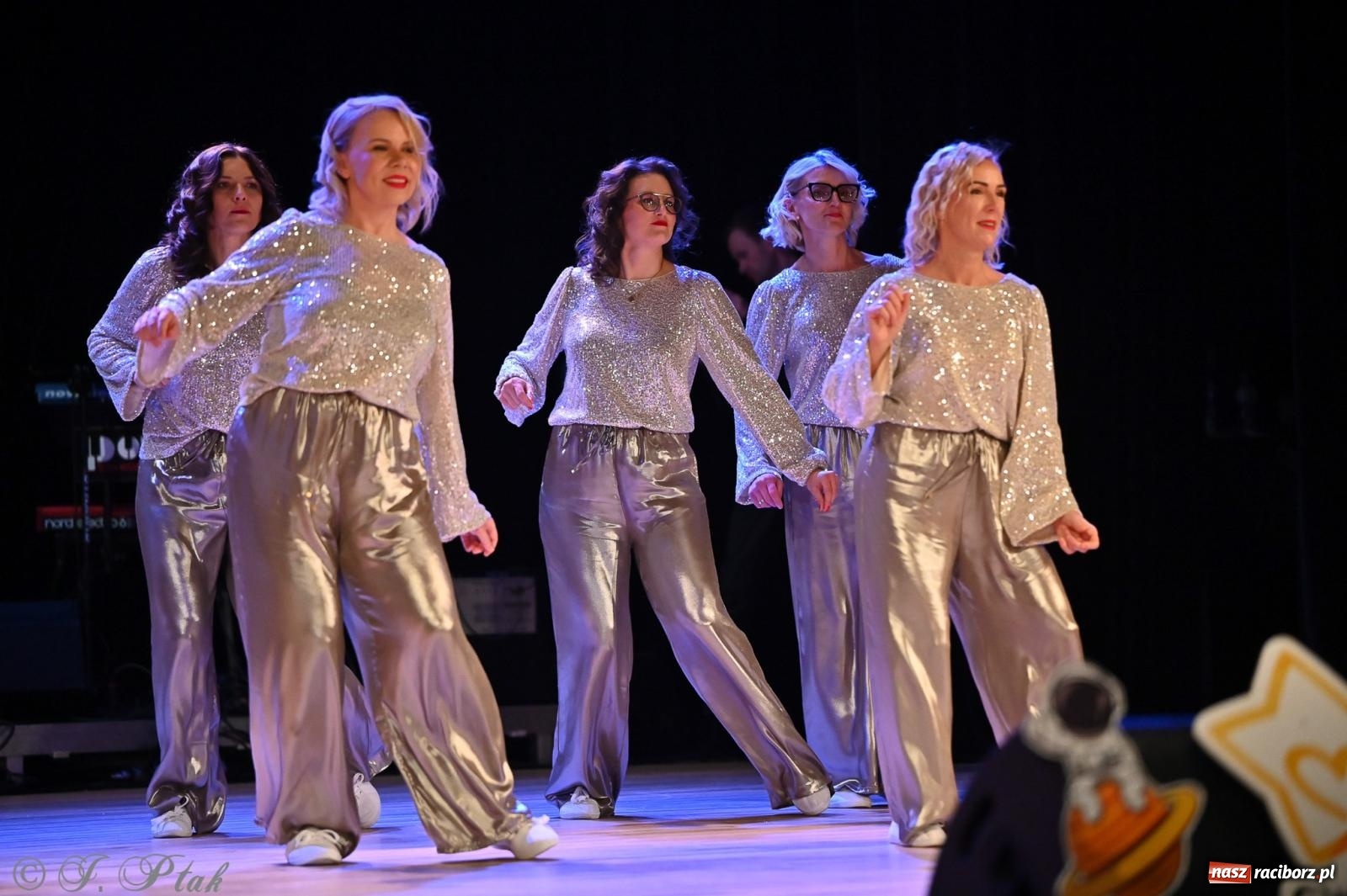 Zdjęcie w galerii na portalu naszraciborz.pl: Kosmiczna opowieść o solidarności. 22. Gwiazdka Serc przy niemal pełnej sali RCK [FOTO i WIDEO 1] wiadomości z regionu