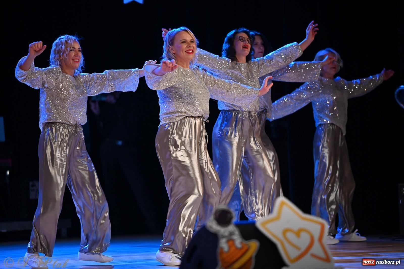 Zdjęcie w galerii na portalu naszraciborz.pl: Kosmiczna opowieść o solidarności. 22. Gwiazdka Serc przy niemal pełnej sali RCK [FOTO i WIDEO 1] wiadomości z regionu