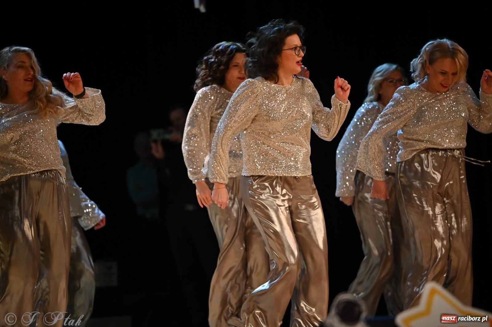 Zdjęcie w galerii na portalu naszraciborz.pl: Kosmiczna opowieść o solidarności. 22. Gwiazdka Serc przy niemal pełnej sali RCK [FOTO i WIDEO 1] wiadomości z regionu