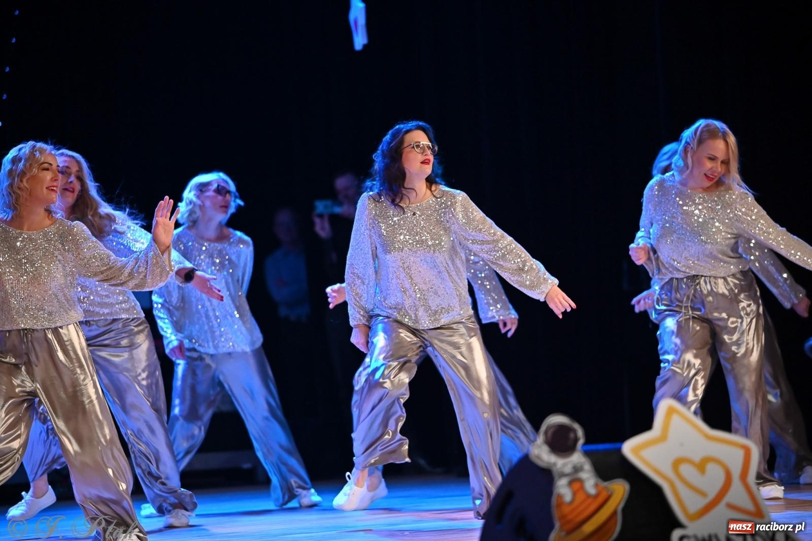 Zdjęcie w galerii na portalu naszraciborz.pl: Kosmiczna opowieść o solidarności. 22. Gwiazdka Serc przy niemal pełnej sali RCK [FOTO i WIDEO 1] wiadomości z regionu