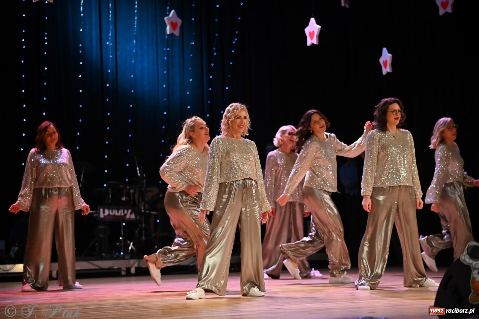 Zdjęcie w galerii na portalu naszraciborz.pl: Kosmiczna opowieść o solidarności. 22. Gwiazdka Serc przy niemal pełnej sali RCK [FOTO i WIDEO 1] wiadomości z regionu
