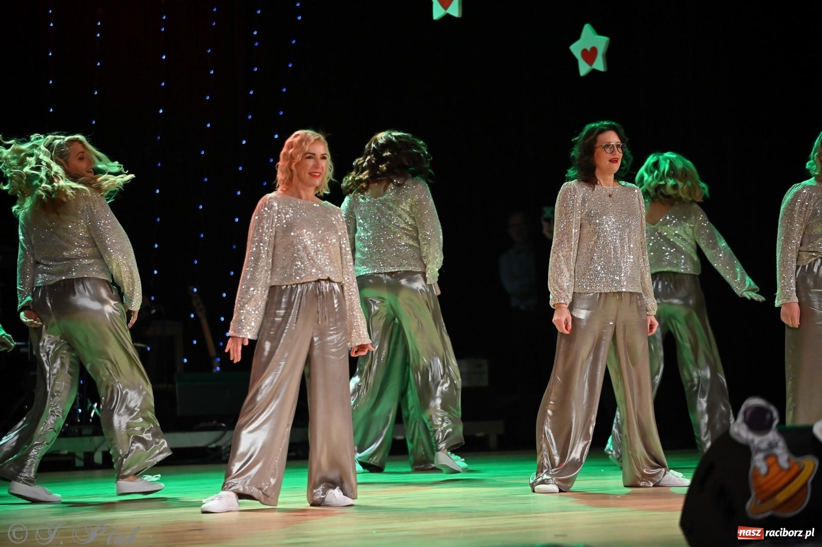 Zdjęcie w galerii na portalu naszraciborz.pl: Kosmiczna opowieść o solidarności. 22. Gwiazdka Serc przy niemal pełnej sali RCK [FOTO i WIDEO 1] wiadomości z regionu