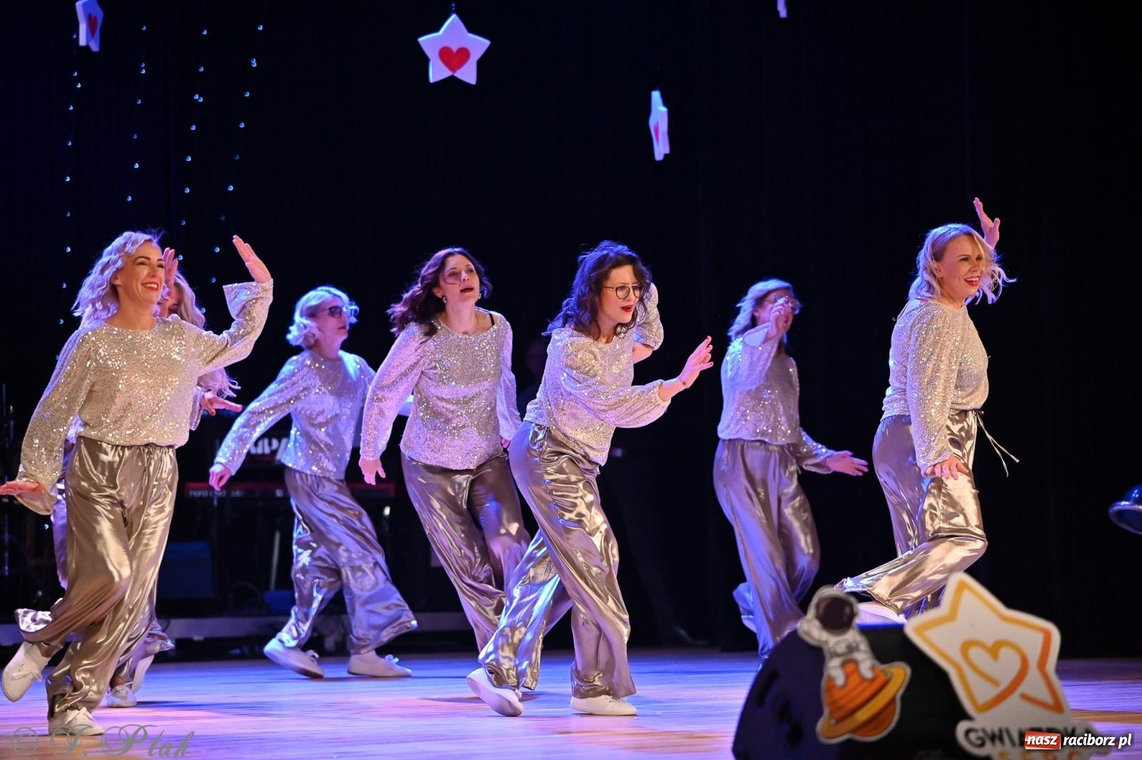 Zdjęcie w galerii na portalu naszraciborz.pl: Kosmiczna opowieść o solidarności. 22. Gwiazdka Serc przy niemal pełnej sali RCK [FOTO i WIDEO 1] wiadomości z regionu