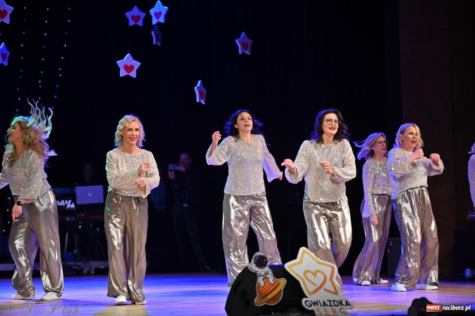 Zdjęcie w galerii na portalu naszraciborz.pl: Kosmiczna opowieść o solidarności. 22. Gwiazdka Serc przy niemal pełnej sali RCK [FOTO i WIDEO 1] wiadomości z regionu