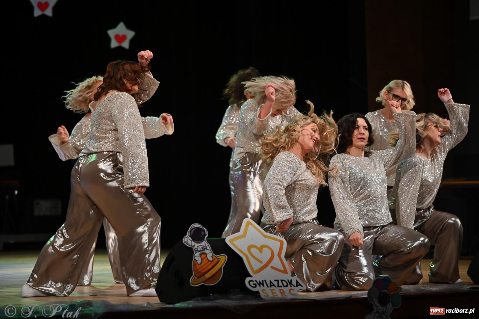 Zdjęcie w galerii na portalu naszraciborz.pl: Kosmiczna opowieść o solidarności. 22. Gwiazdka Serc przy niemal pełnej sali RCK [FOTO i WIDEO 1] wiadomości z regionu