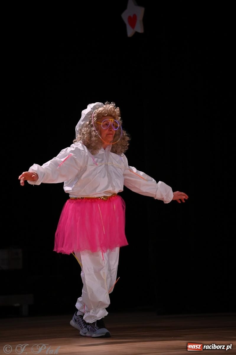 Zdjęcie w galerii na portalu naszraciborz.pl: Kosmiczna opowieść o solidarności. 22. Gwiazdka Serc przy niemal pełnej sali RCK [FOTO i WIDEO 1] wiadomości z regionu