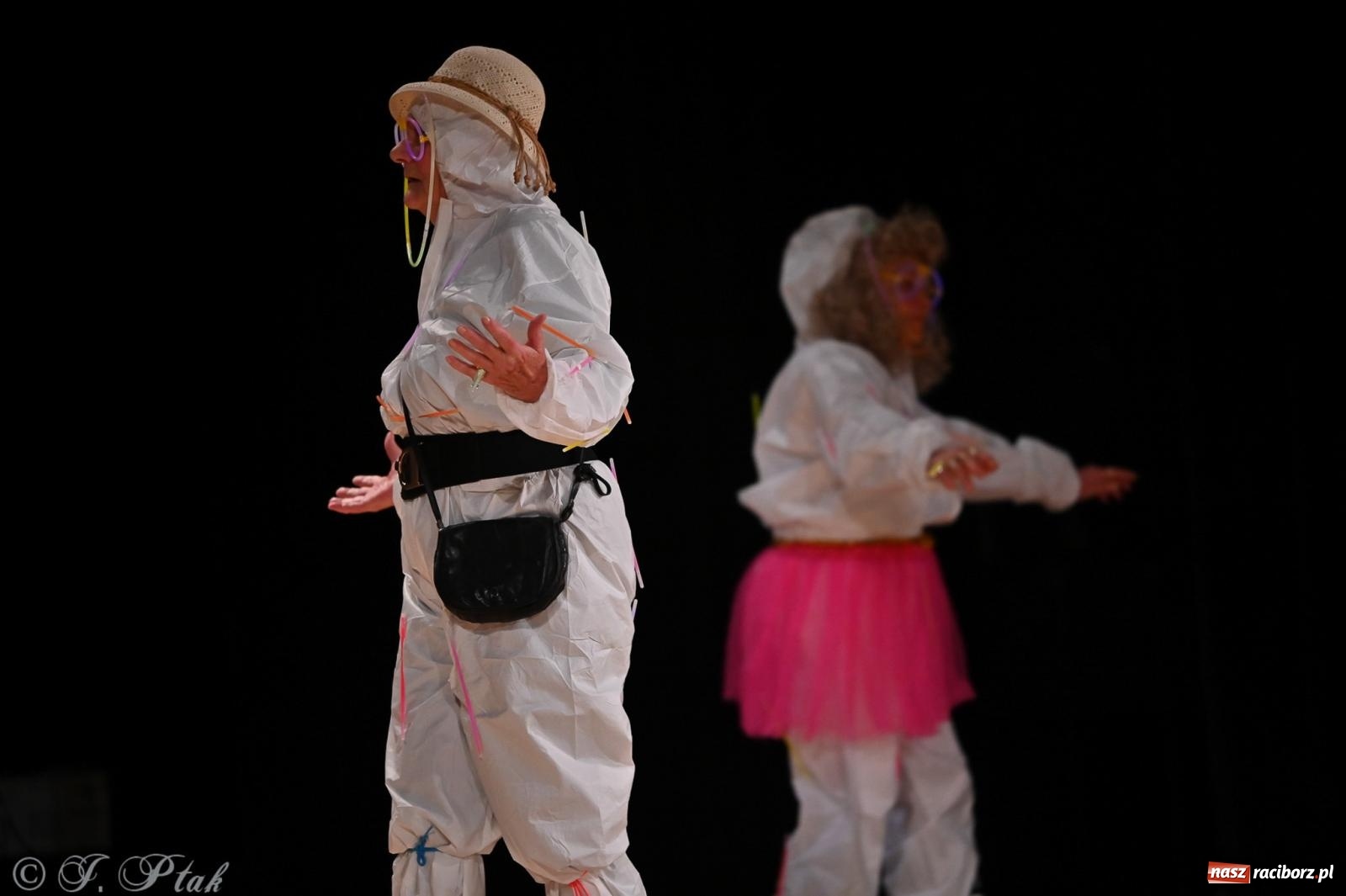 Zdjęcie w galerii na portalu naszraciborz.pl: Kosmiczna opowieść o solidarności. 22. Gwiazdka Serc przy niemal pełnej sali RCK [FOTO i WIDEO 1] wiadomości z regionu