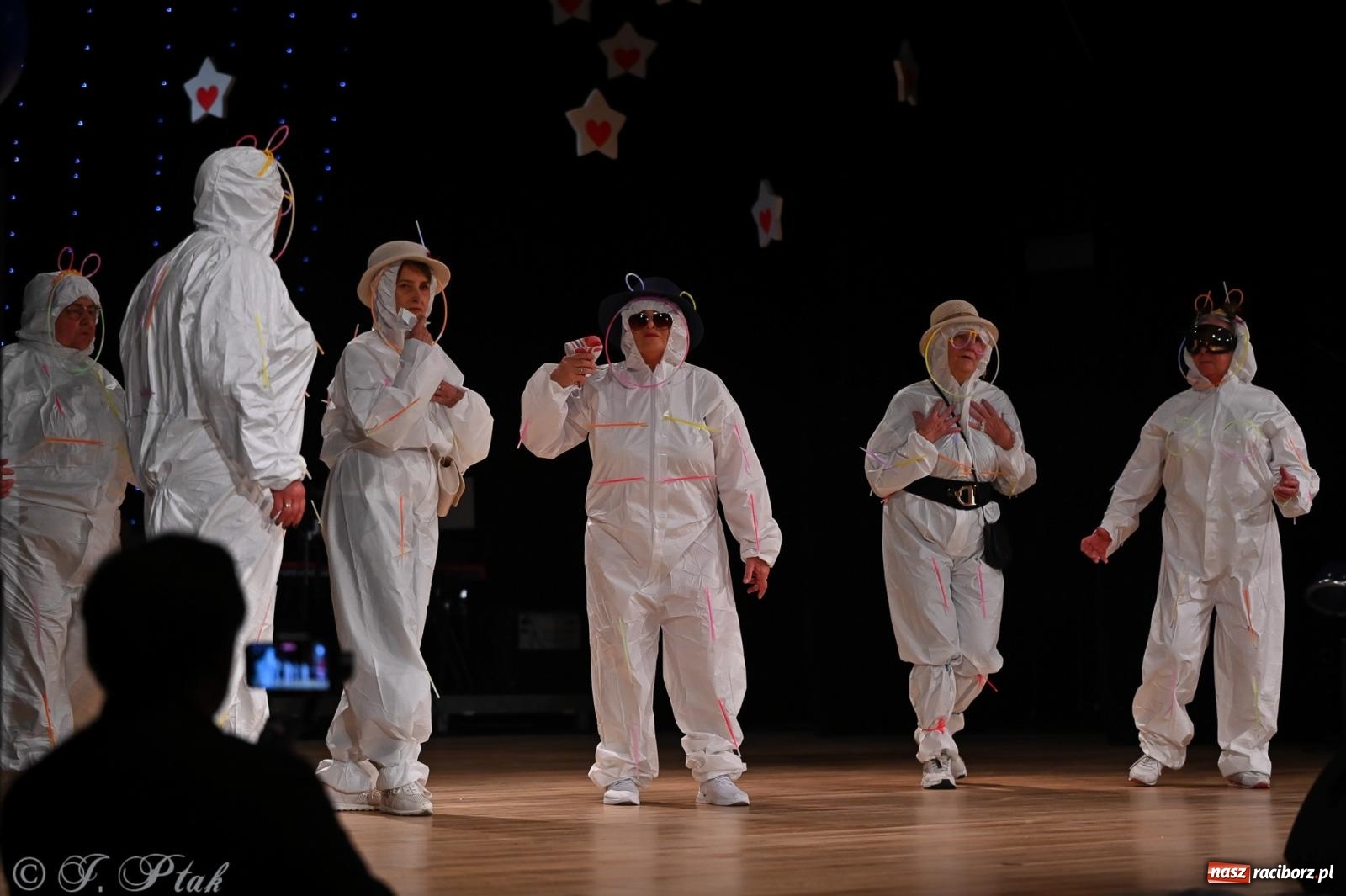 Zdjęcie w galerii na portalu naszraciborz.pl: Kosmiczna opowieść o solidarności. 22. Gwiazdka Serc przy niemal pełnej sali RCK [FOTO i WIDEO 1] wiadomości z regionu