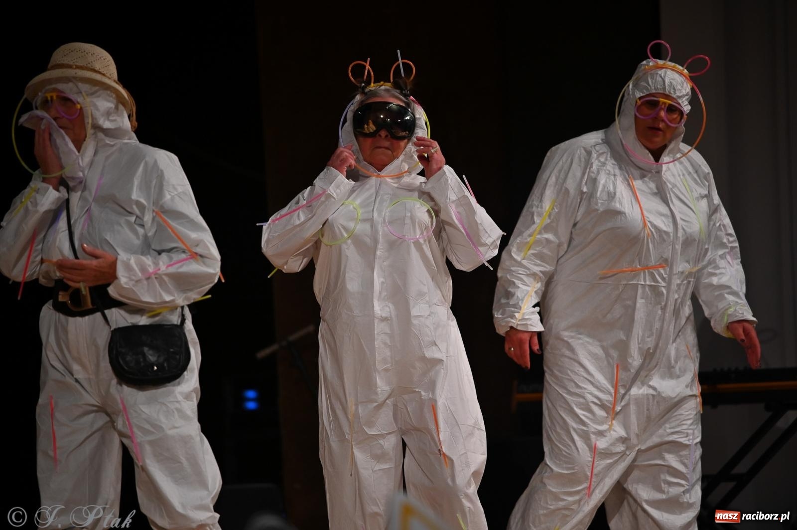 Zdjęcie w galerii na portalu naszraciborz.pl: Kosmiczna opowieść o solidarności. 22. Gwiazdka Serc przy niemal pełnej sali RCK [FOTO i WIDEO 1] wiadomości z regionu