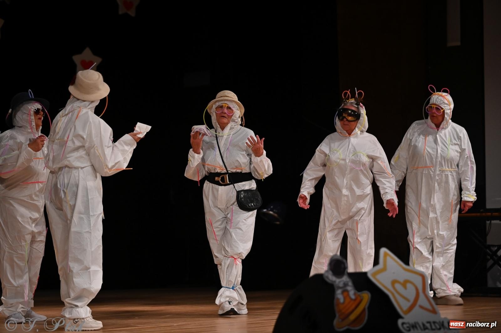 Zdjęcie w galerii na portalu naszraciborz.pl: Kosmiczna opowieść o solidarności. 22. Gwiazdka Serc przy niemal pełnej sali RCK [FOTO i WIDEO 1] wiadomości z regionu