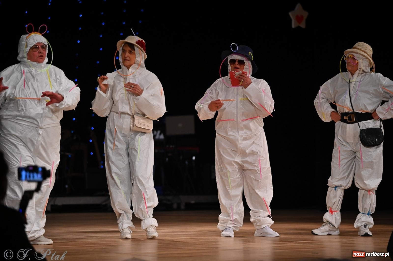 Zdjęcie w galerii na portalu naszraciborz.pl: Kosmiczna opowieść o solidarności. 22. Gwiazdka Serc przy niemal pełnej sali RCK [FOTO i WIDEO 1] wiadomości z regionu