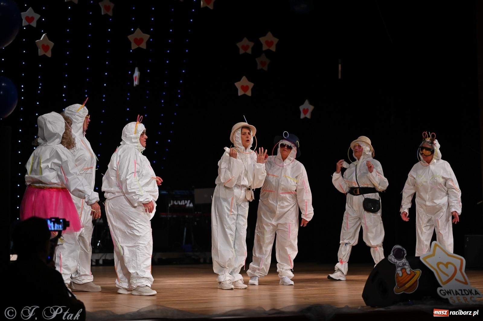 Zdjęcie w galerii na portalu naszraciborz.pl: Kosmiczna opowieść o solidarności. 22. Gwiazdka Serc przy niemal pełnej sali RCK [FOTO i WIDEO 1] wiadomości z regionu