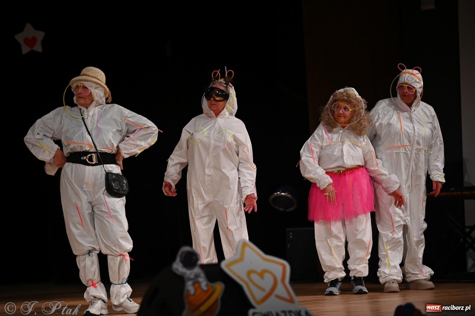 Zdjęcie w galerii na portalu naszraciborz.pl: Kosmiczna opowieść o solidarności. 22. Gwiazdka Serc przy niemal pełnej sali RCK [FOTO i WIDEO 1] wiadomości z regionu