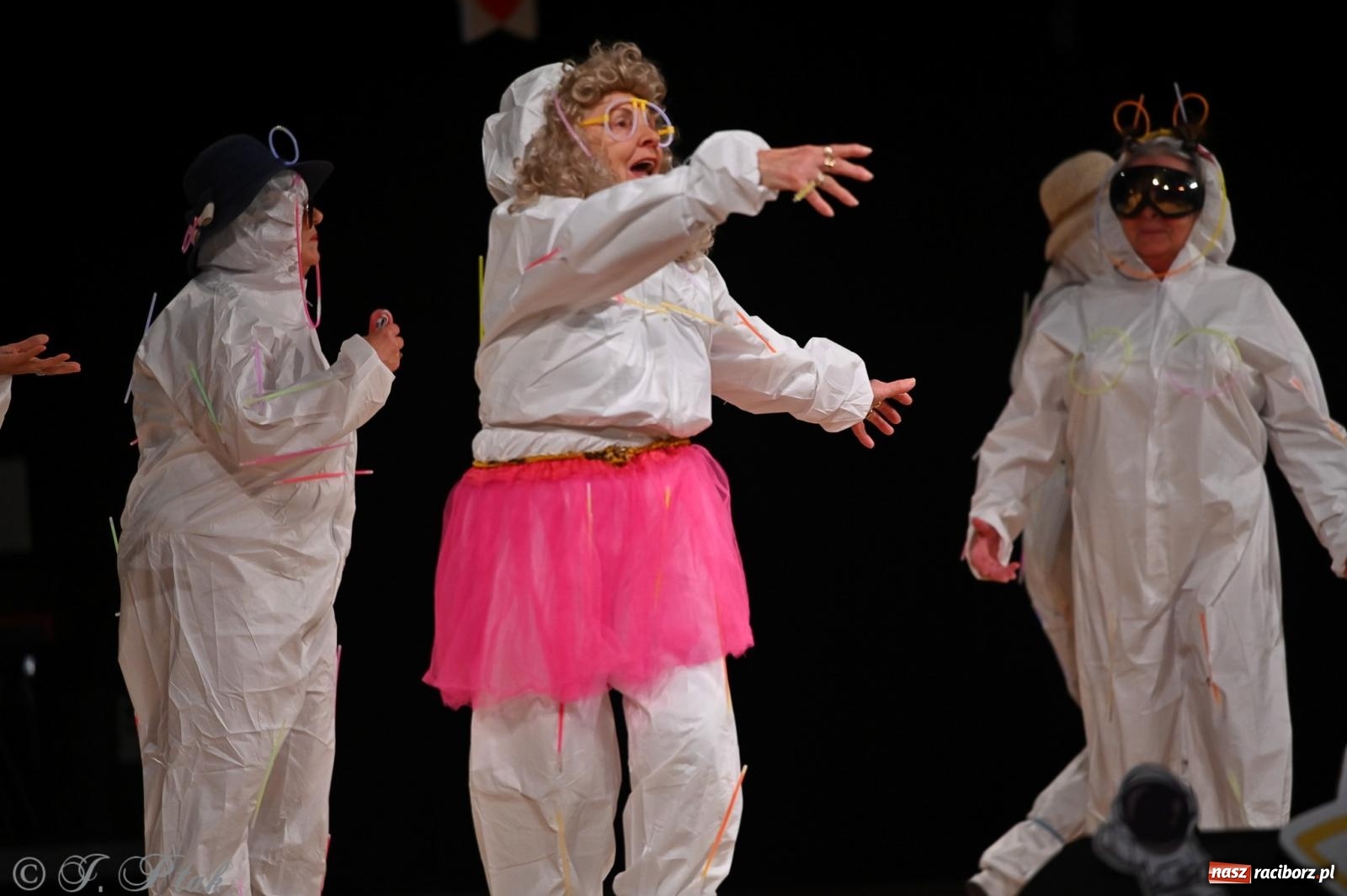 Zdjęcie w galerii na portalu naszraciborz.pl: Kosmiczna opowieść o solidarności. 22. Gwiazdka Serc przy niemal pełnej sali RCK [FOTO i WIDEO 1] wiadomości z regionu