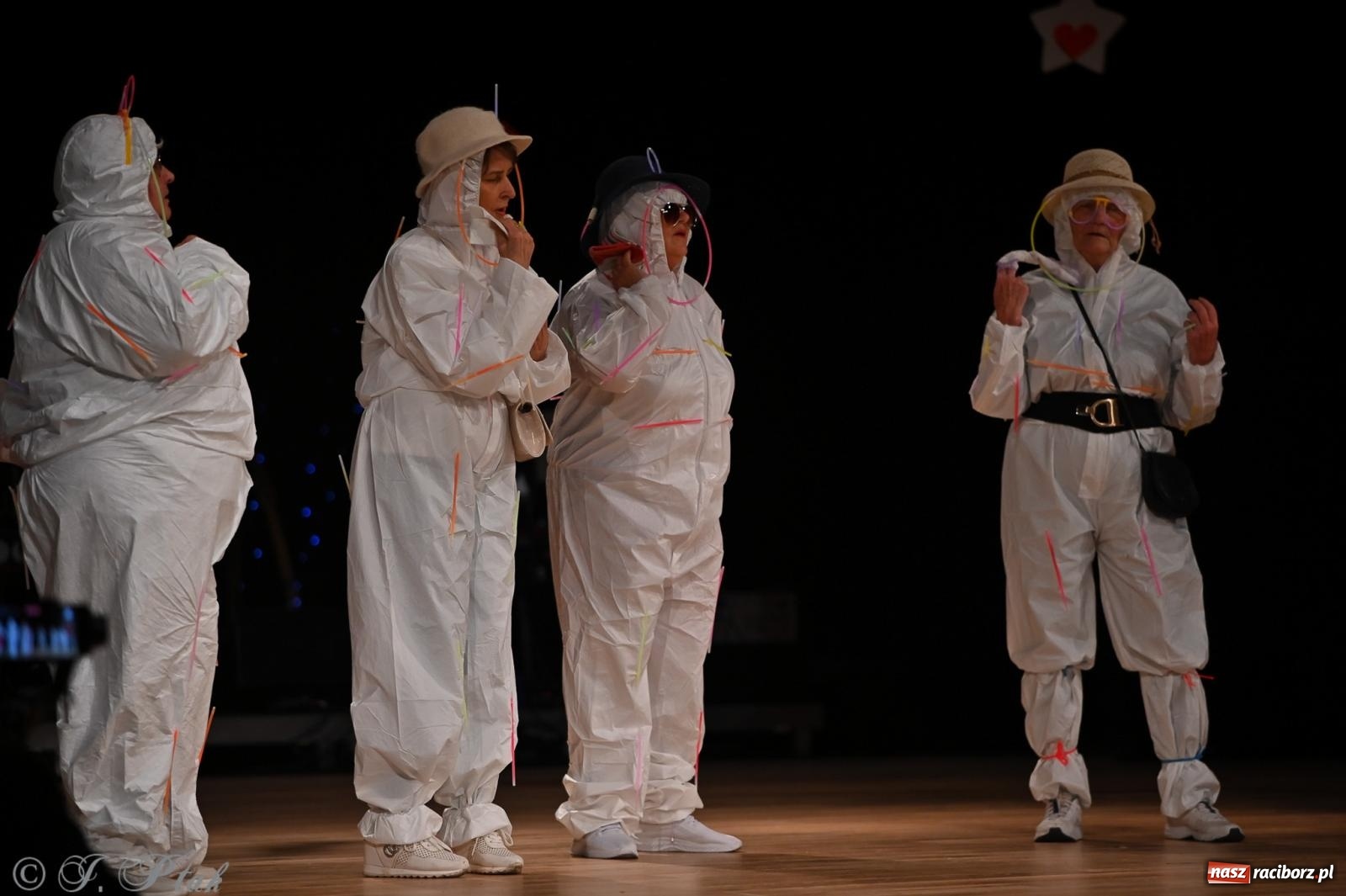 Zdjęcie w galerii na portalu naszraciborz.pl: Kosmiczna opowieść o solidarności. 22. Gwiazdka Serc przy niemal pełnej sali RCK [FOTO i WIDEO 1] wiadomości z regionu
