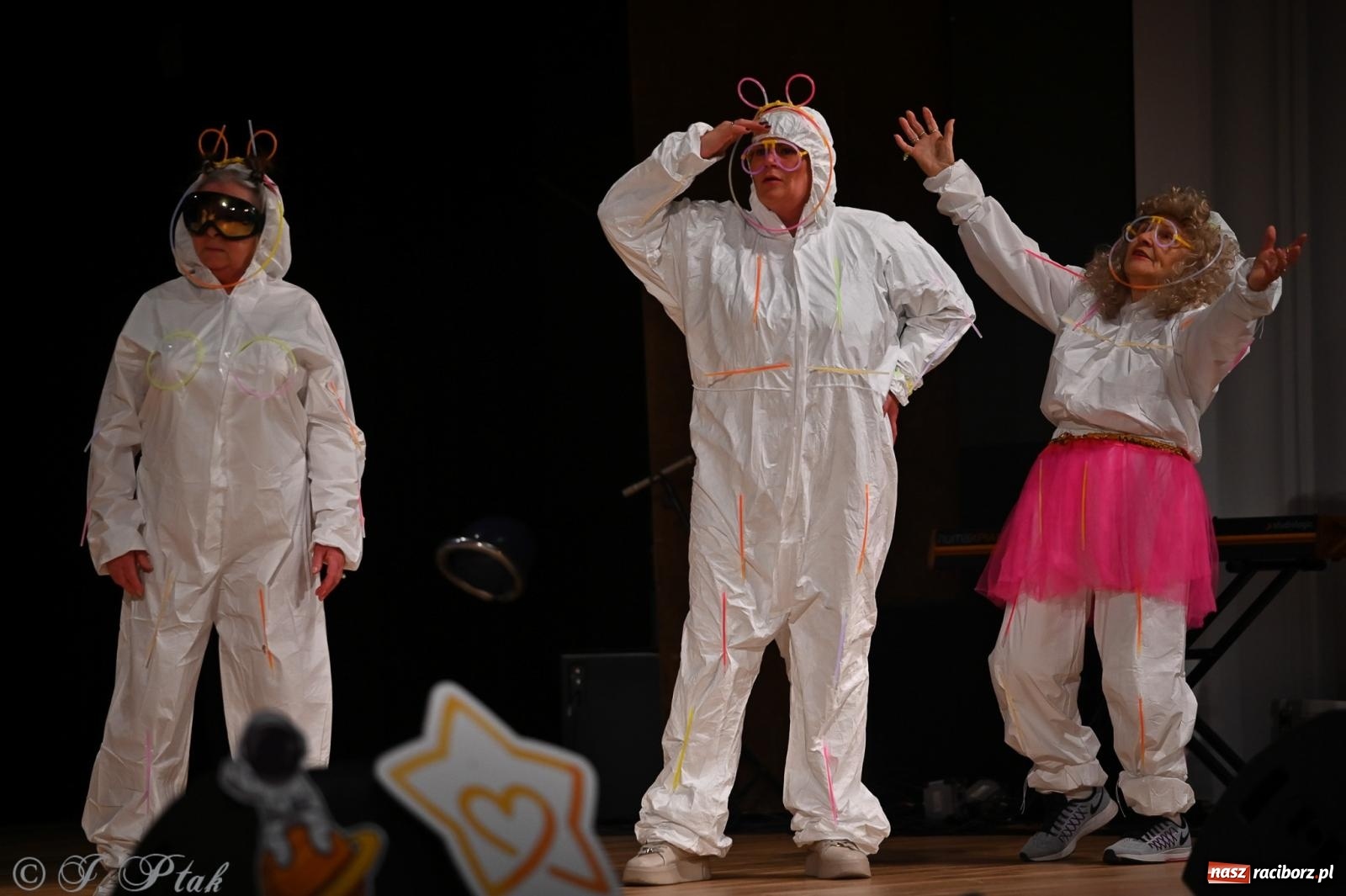 Zdjęcie w galerii na portalu naszraciborz.pl: Kosmiczna opowieść o solidarności. 22. Gwiazdka Serc przy niemal pełnej sali RCK [FOTO i WIDEO 1] wiadomości z regionu