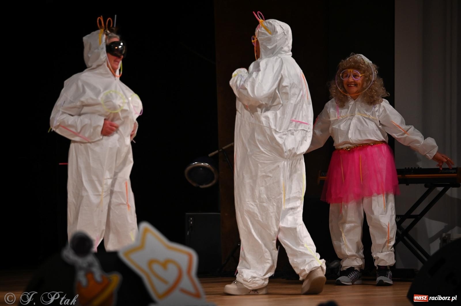 Zdjęcie w galerii na portalu naszraciborz.pl: Kosmiczna opowieść o solidarności. 22. Gwiazdka Serc przy niemal pełnej sali RCK [FOTO i WIDEO 1] wiadomości z regionu