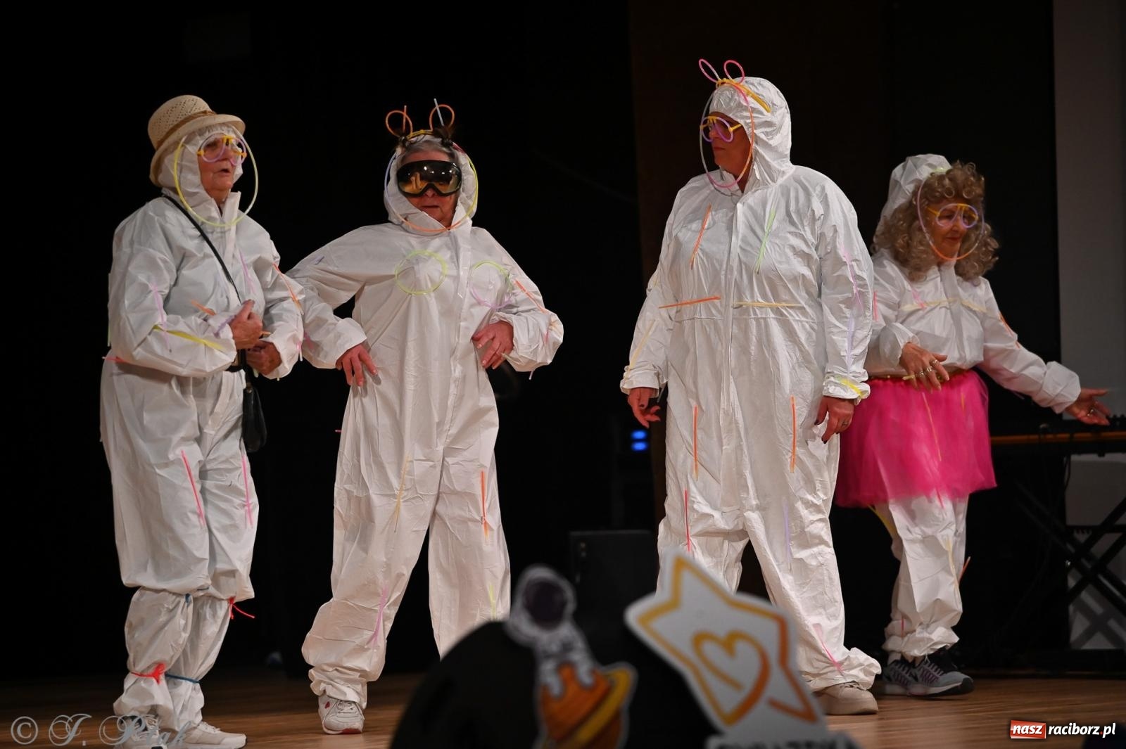 Zdjęcie w galerii na portalu naszraciborz.pl: Kosmiczna opowieść o solidarności. 22. Gwiazdka Serc przy niemal pełnej sali RCK [FOTO i WIDEO 1] wiadomości z regionu