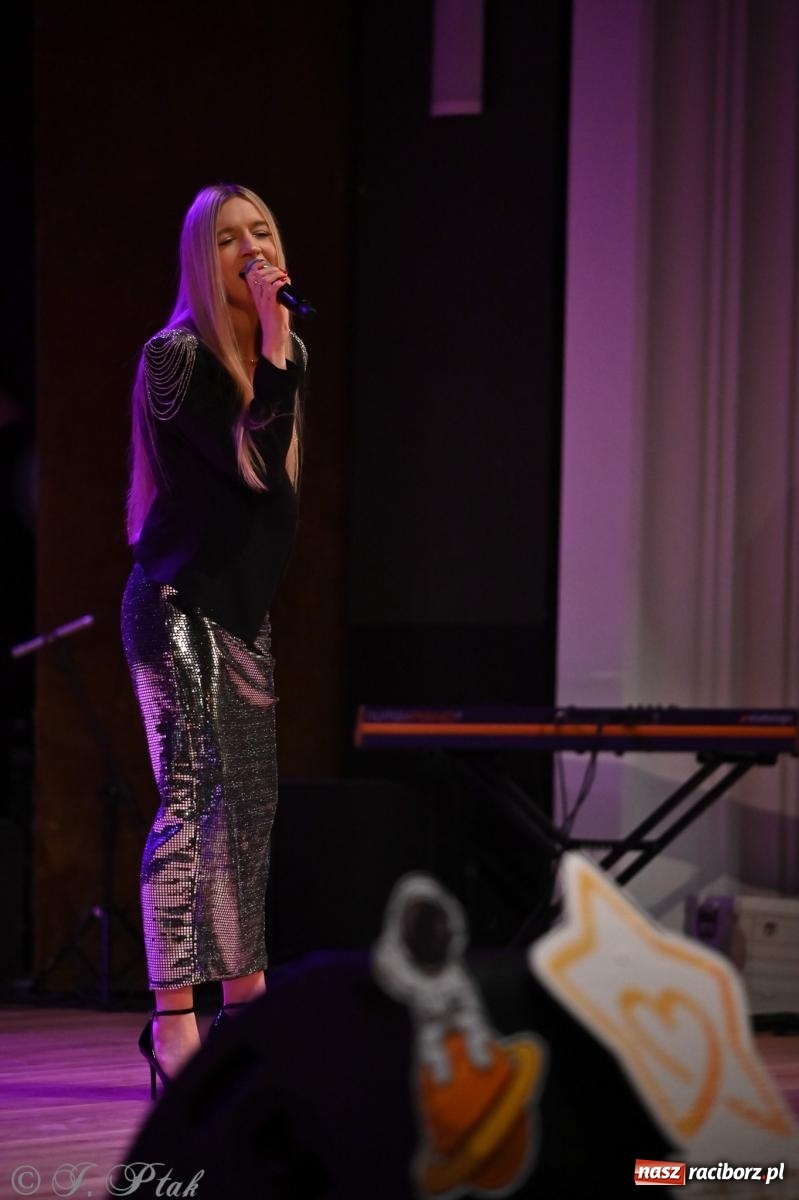 Zdjęcie w galerii na portalu naszraciborz.pl: Kosmiczna opowieść o solidarności. 22. Gwiazdka Serc przy niemal pełnej sali RCK [FOTO i WIDEO 1] wiadomości z regionu