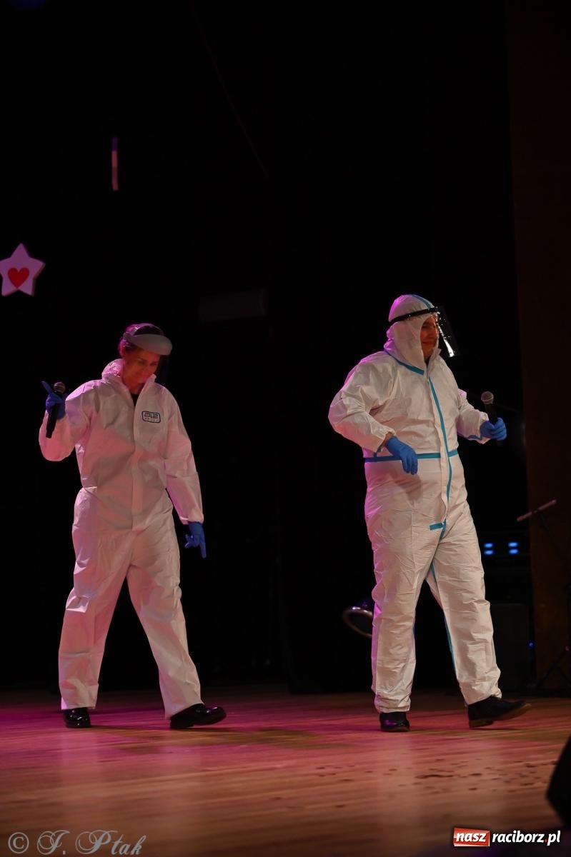Zdjęcie w galerii na portalu naszraciborz.pl: Kosmiczna opowieść o solidarności. 22. Gwiazdka Serc przy niemal pełnej sali RCK [FOTO i WIDEO 1] wiadomości z regionu
