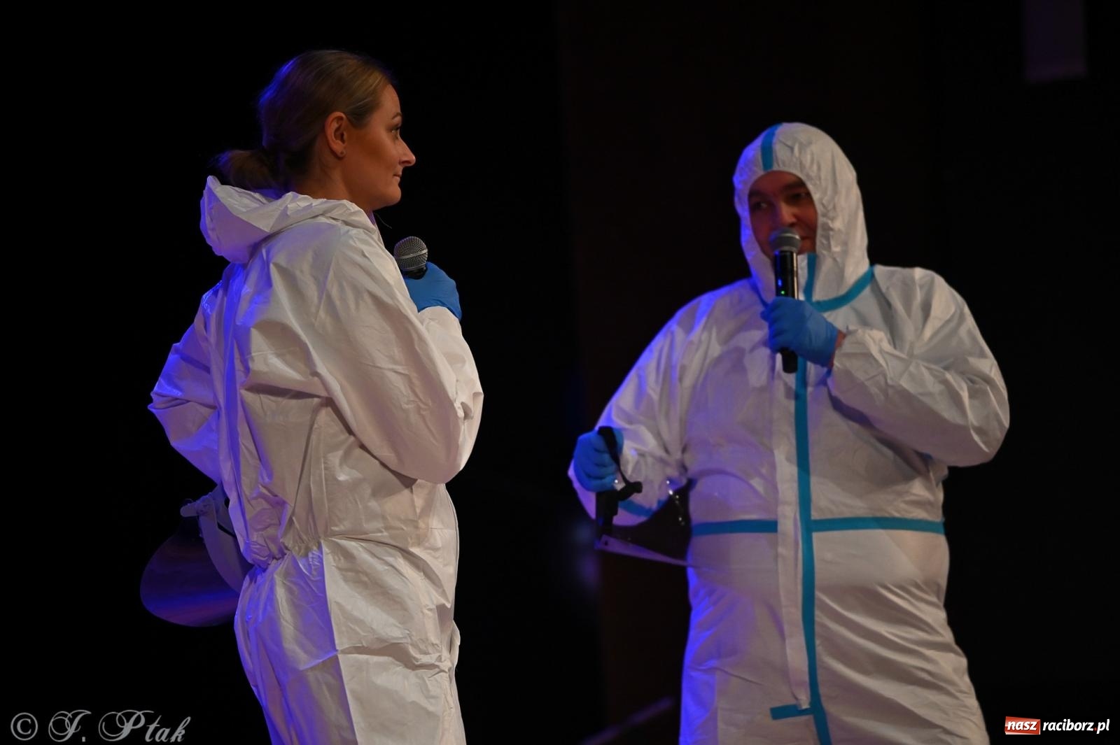 Zdjęcie w galerii na portalu naszraciborz.pl: Kosmiczna opowieść o solidarności. 22. Gwiazdka Serc przy niemal pełnej sali RCK [FOTO i WIDEO 1] wiadomości z regionu