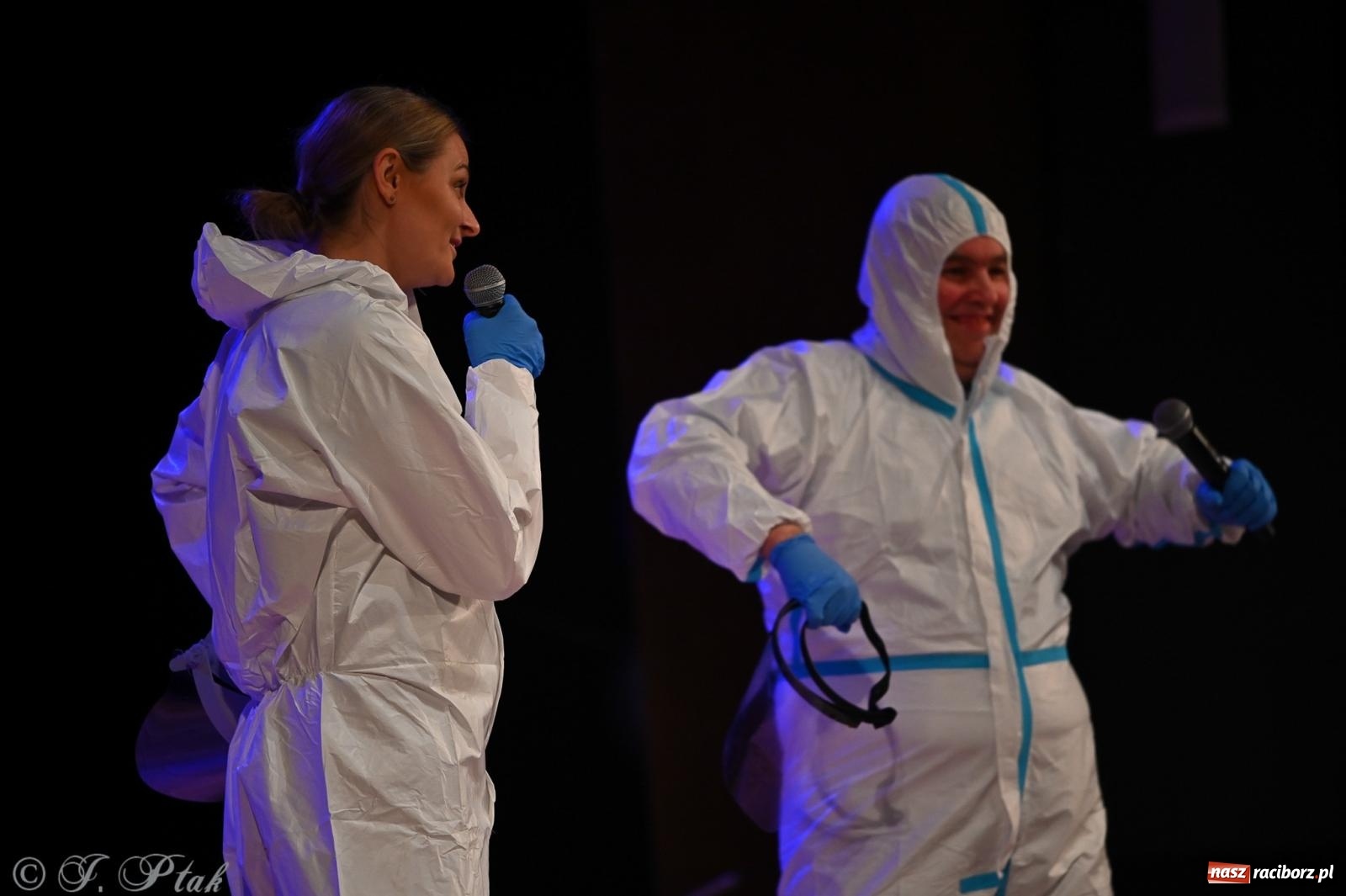 Zdjęcie w galerii na portalu naszraciborz.pl: Kosmiczna opowieść o solidarności. 22. Gwiazdka Serc przy niemal pełnej sali RCK [FOTO i WIDEO 1] wiadomości z regionu