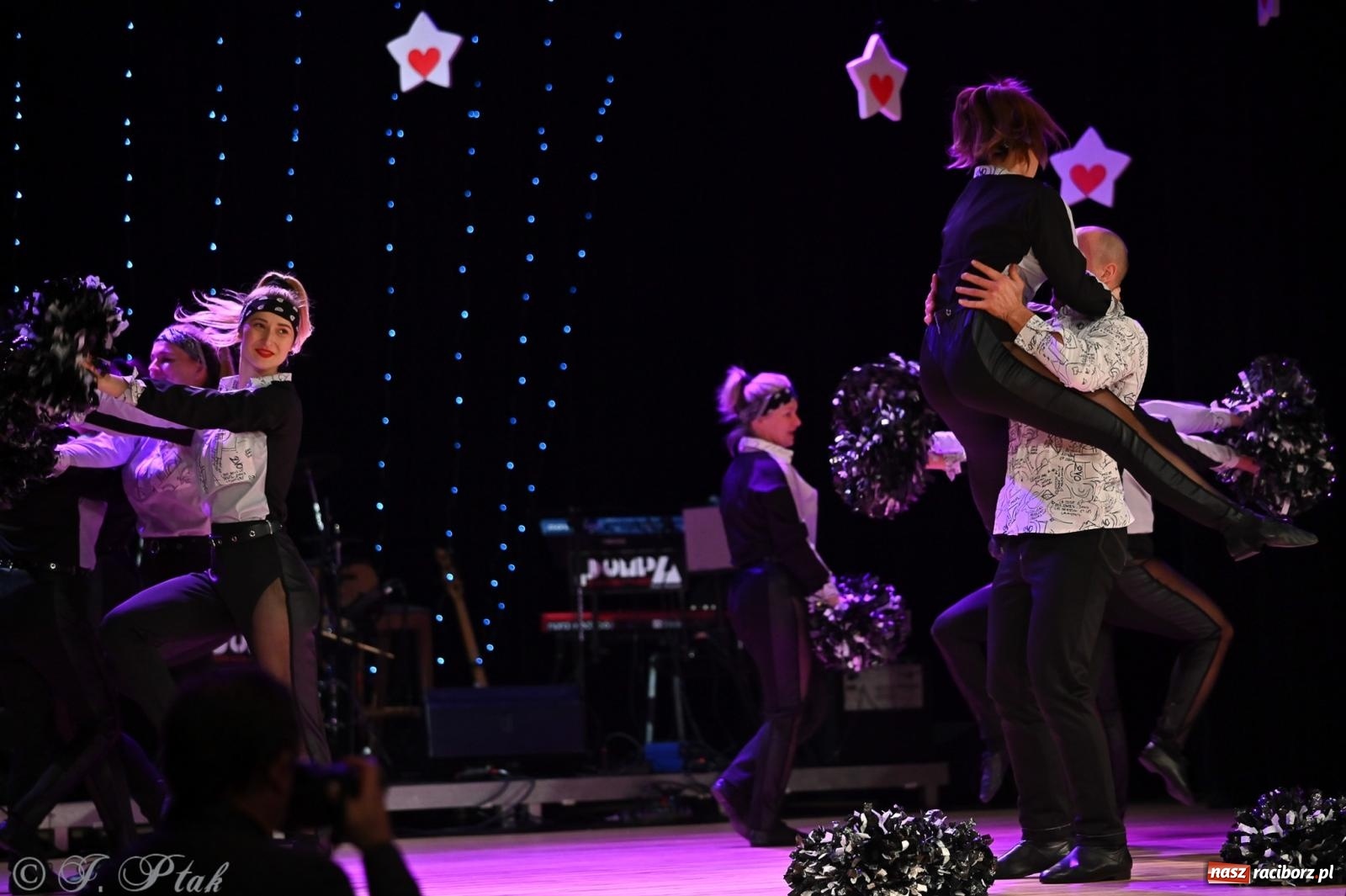 Zdjęcie w galerii na portalu naszraciborz.pl: Kosmiczna opowieść o solidarności. 22. Gwiazdka Serc przy niemal pełnej sali RCK [FOTO i WIDEO 1] wiadomości z regionu