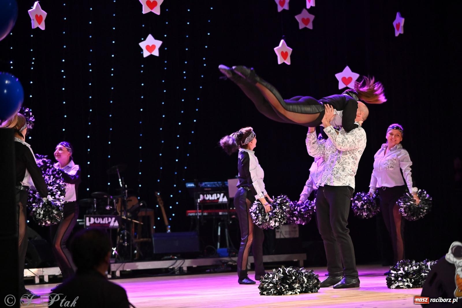 Zdjęcie w galerii na portalu naszraciborz.pl: Kosmiczna opowieść o solidarności. 22. Gwiazdka Serc przy niemal pełnej sali RCK [FOTO i WIDEO 1] wiadomości z regionu