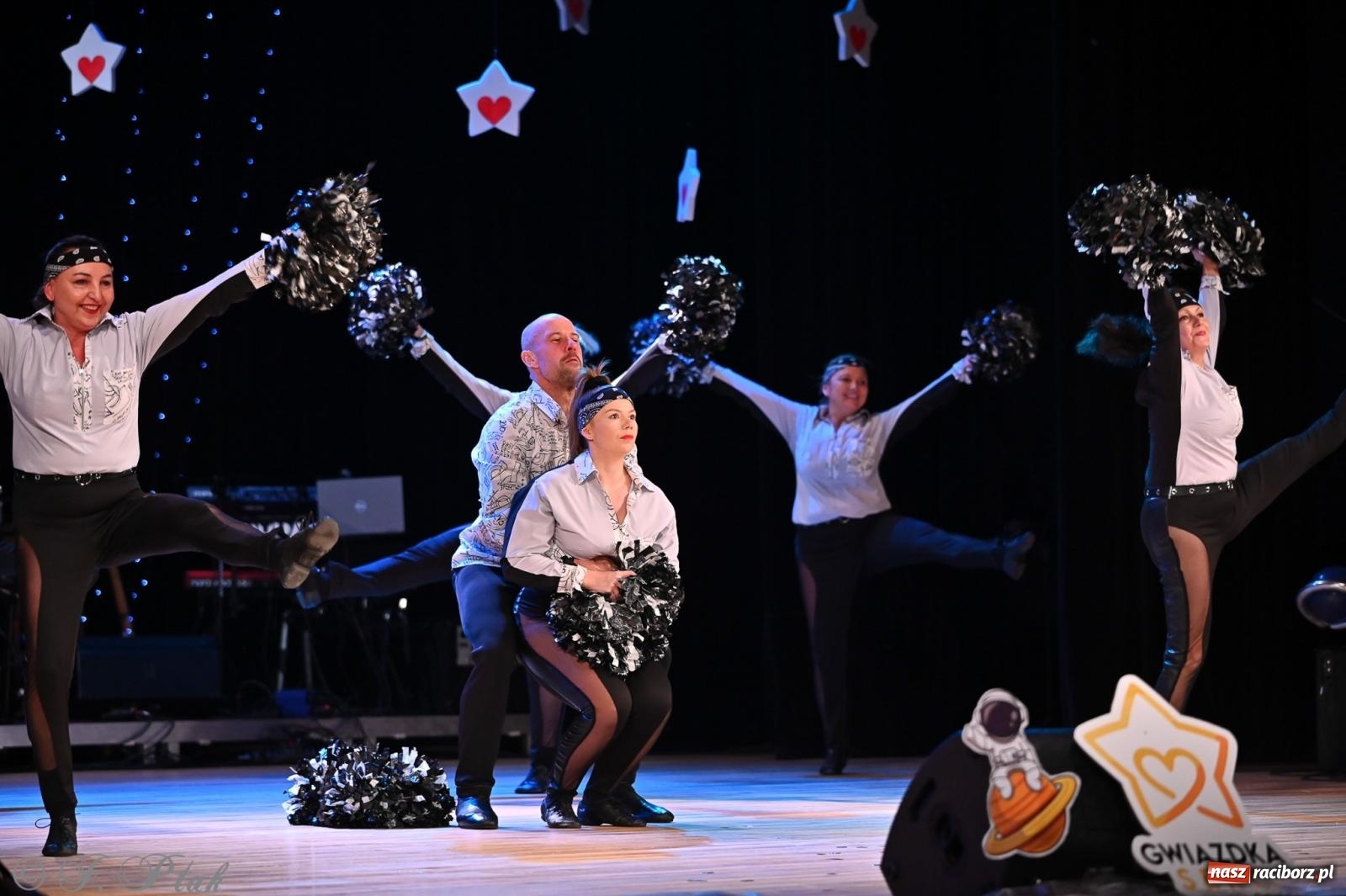 Zdjęcie w galerii na portalu naszraciborz.pl: Kosmiczna opowieść o solidarności. 22. Gwiazdka Serc przy niemal pełnej sali RCK [FOTO i WIDEO 1] wiadomości z regionu