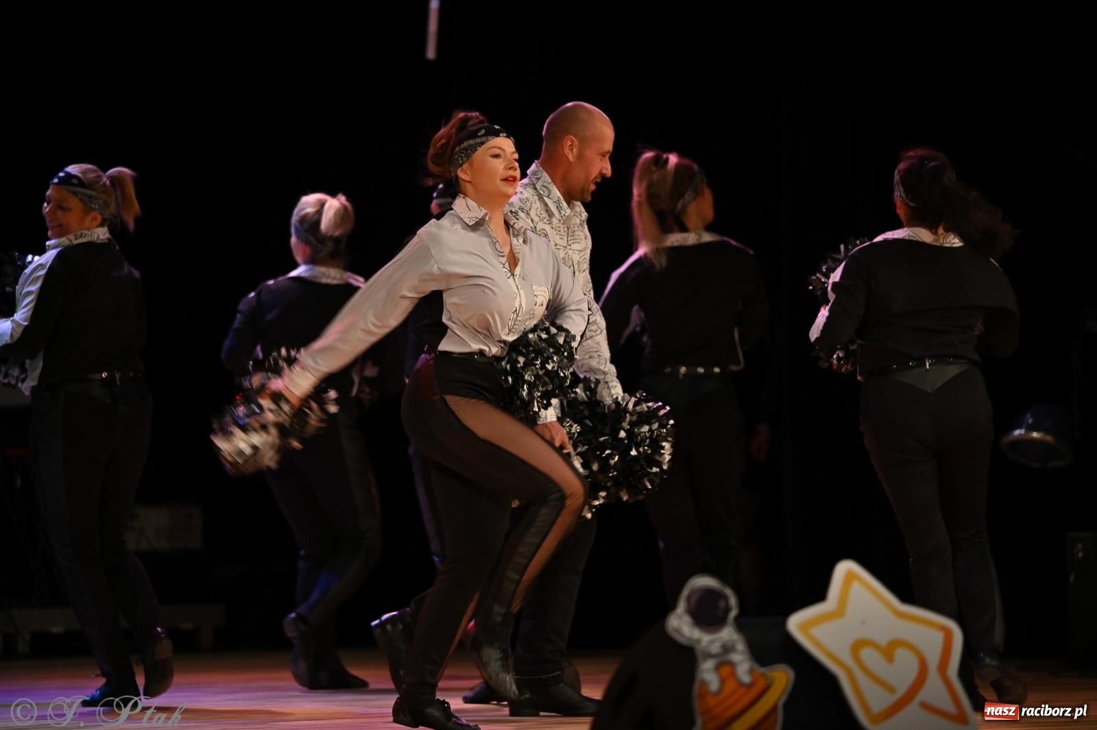 Zdjęcie w galerii na portalu naszraciborz.pl: Kosmiczna opowieść o solidarności. 22. Gwiazdka Serc przy niemal pełnej sali RCK [FOTO i WIDEO 1] wiadomości z regionu