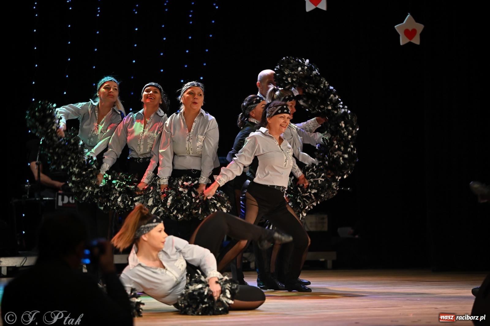 Zdjęcie w galerii na portalu naszraciborz.pl: Kosmiczna opowieść o solidarności. 22. Gwiazdka Serc przy niemal pełnej sali RCK [FOTO i WIDEO 1] wiadomości z regionu