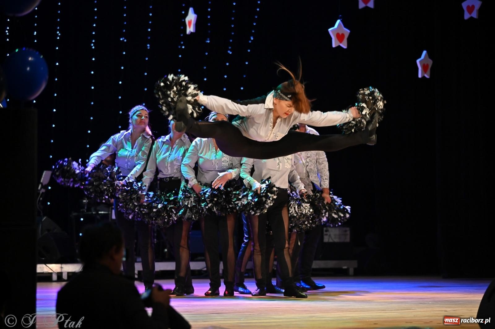 Zdjęcie w galerii na portalu naszraciborz.pl: Kosmiczna opowieść o solidarności. 22. Gwiazdka Serc przy niemal pełnej sali RCK [FOTO i WIDEO 1] wiadomości z regionu
