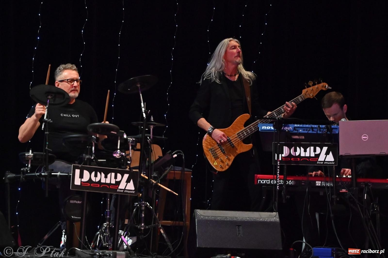 Zdjęcie w galerii na portalu naszraciborz.pl: Kosmiczna opowieść o solidarności. 22. Gwiazdka Serc przy niemal pełnej sali RCK [FOTO i WIDEO 1] wiadomości z regionu