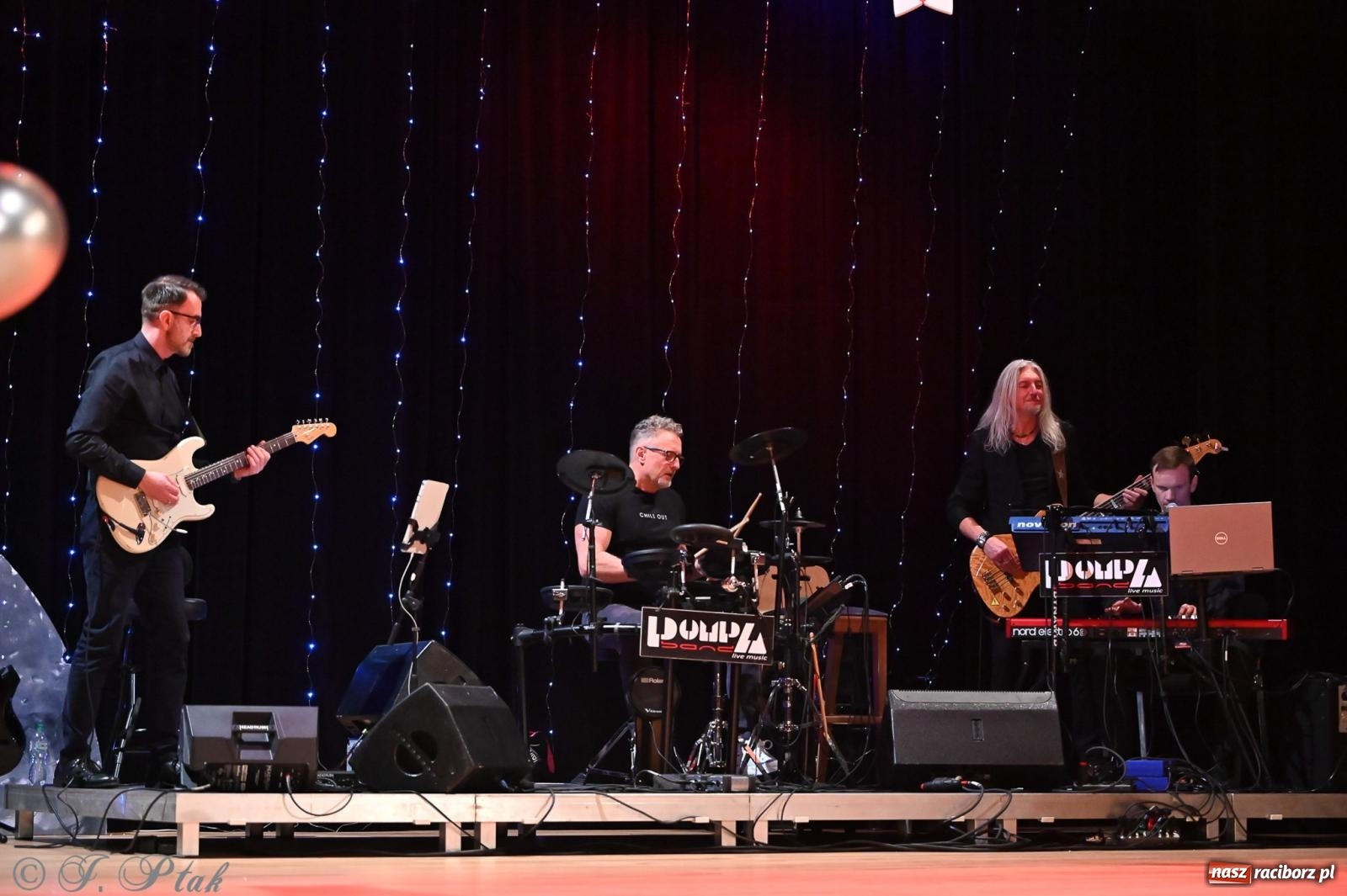 Zdjęcie w galerii na portalu naszraciborz.pl: Kosmiczna opowieść o solidarności. 22. Gwiazdka Serc przy niemal pełnej sali RCK [FOTO i WIDEO 1] wiadomości z regionu