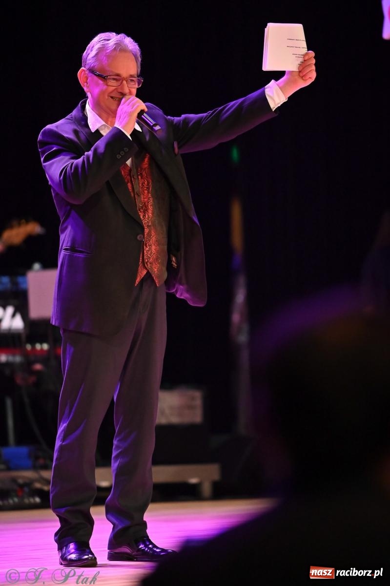 Zdjęcie w galerii na portalu naszraciborz.pl: Kosmiczna opowieść o solidarności. 22. Gwiazdka Serc przy niemal pełnej sali RCK [FOTO i WIDEO 1] wiadomości z regionu